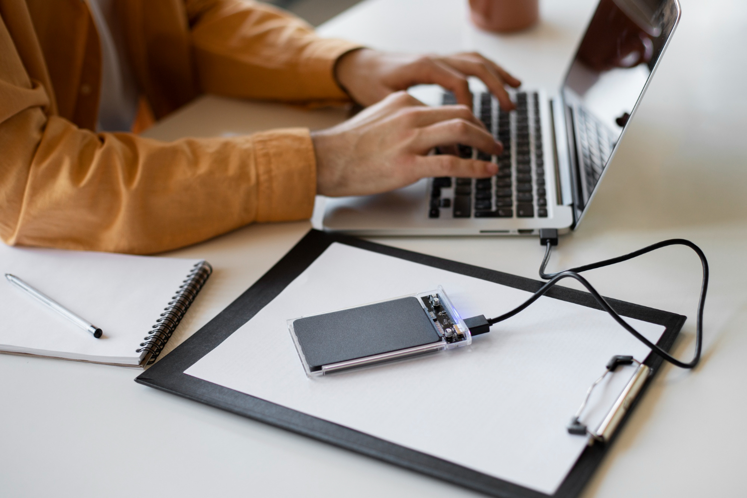 Progetti ordinati e veloci: strutture cartelle, tag e regole di backup